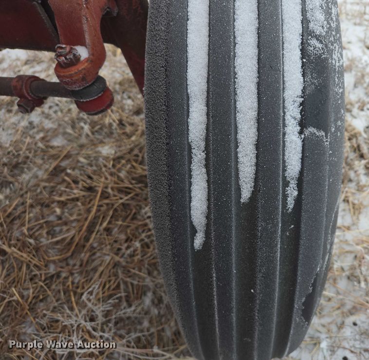 image for item ES2606 International 574 tractor