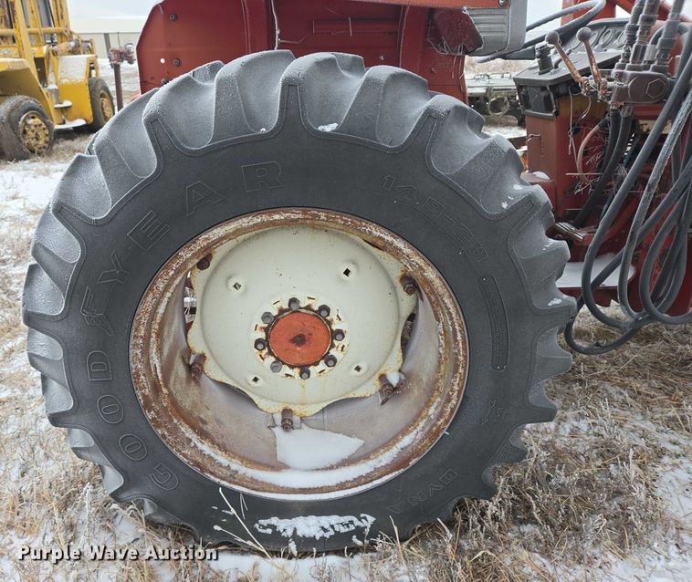 image for item ES2606 International 574 tractor