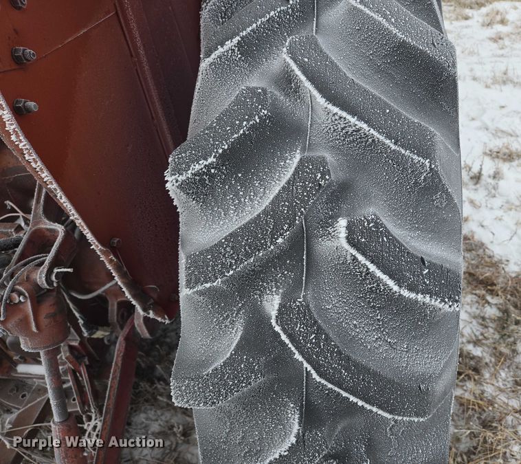 image for item ES2606 International 574 tractor