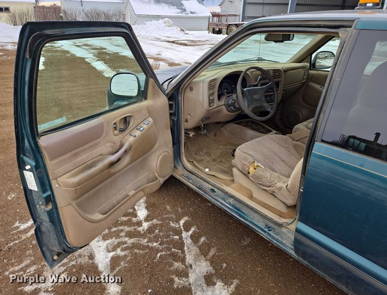 image for item ES2612 1998 GMC Sonoma Ext. Cab pickup truck