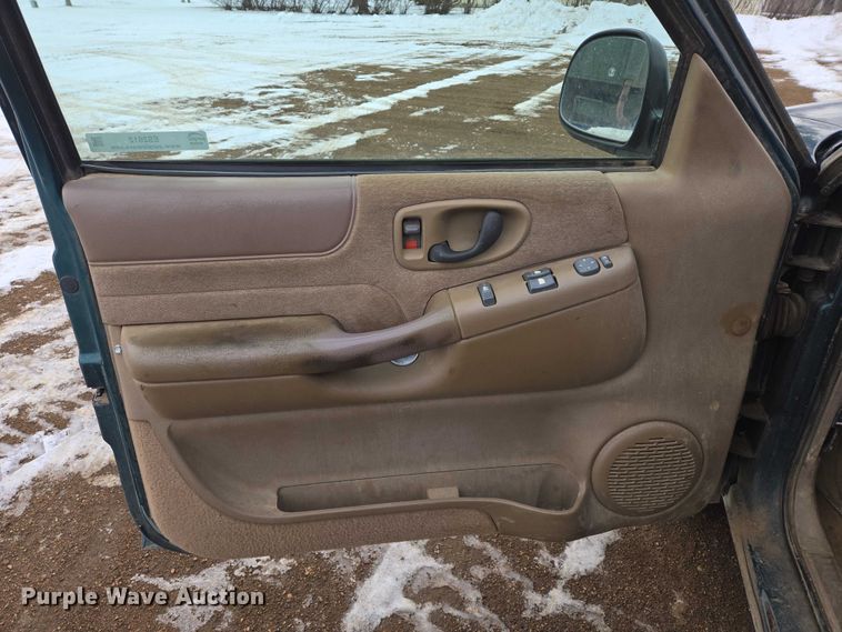 image for item ES2612 1998 GMC Sonoma Ext. Cab pickup truck