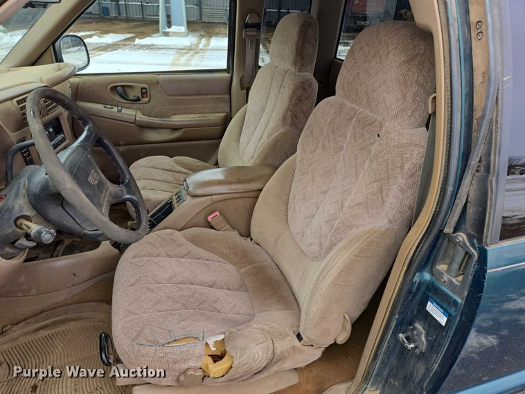 image for item ES2612 1998 GMC Sonoma Ext. Cab pickup truck