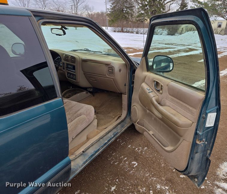 image for item ES2612 1998 GMC Sonoma Ext. Cab pickup truck