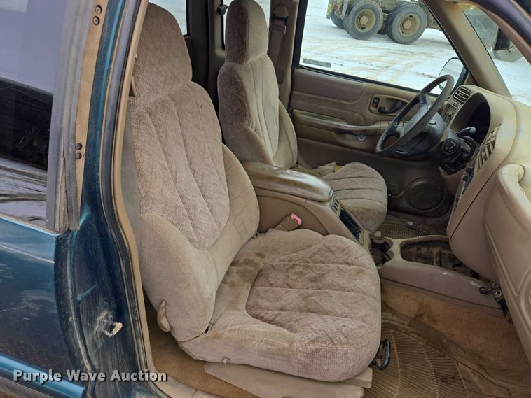 image for item ES2612 1998 GMC Sonoma Ext. Cab pickup truck