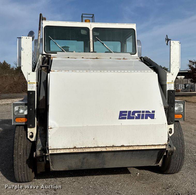 image for item ET4021 2000 Elgin Pelican Series P street sweeper truck
