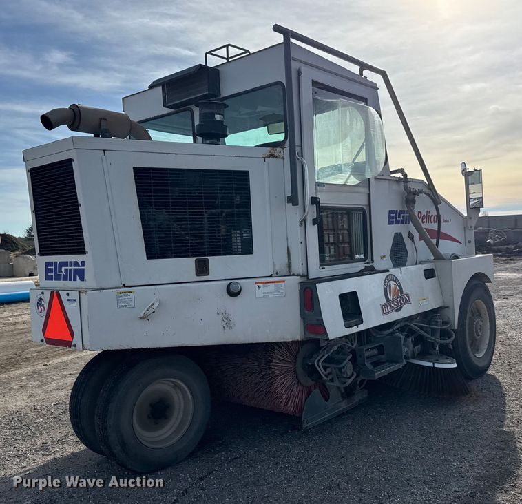 image for item ET4021 2000 Elgin Pelican Series P street sweeper truck