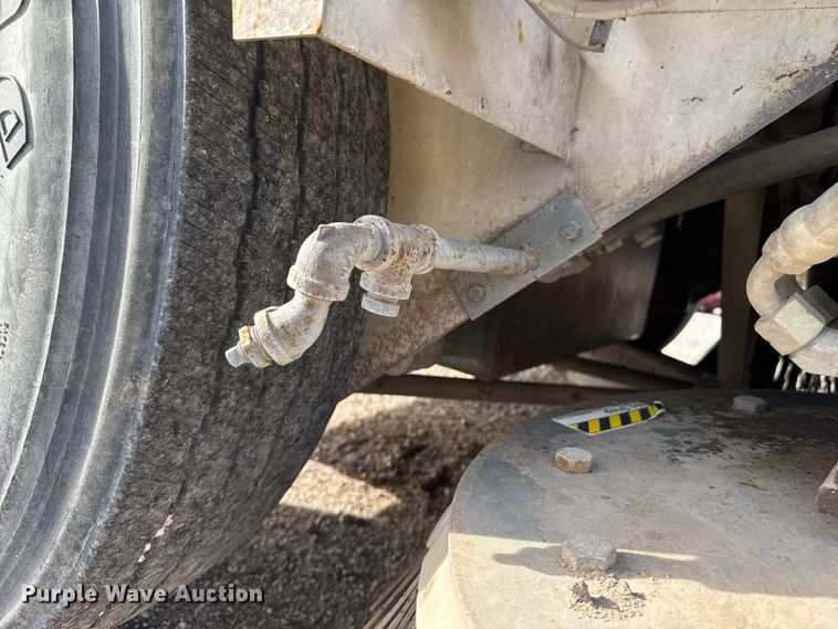 image for item ET4021 2000 Elgin Pelican Series P street sweeper truck