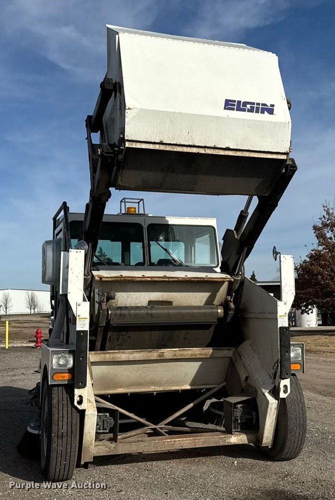 image for item ET4021 2000 Elgin Pelican Series P street sweeper truck