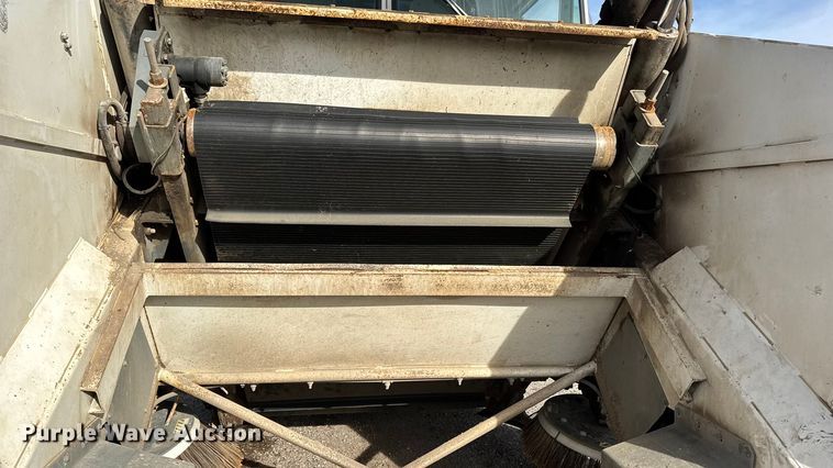 image for item ET4021 2000 Elgin Pelican Series P street sweeper truck