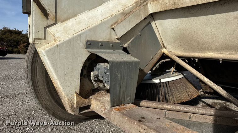 image for item ET4021 2000 Elgin Pelican Series P street sweeper truck