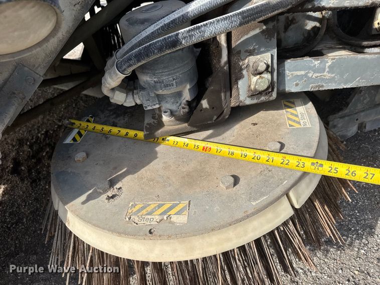 image for item ET4021 2000 Elgin Pelican Series P street sweeper truck