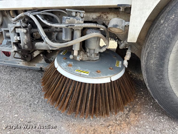 image for item ET4021 2000 Elgin Pelican Series P street sweeper truck