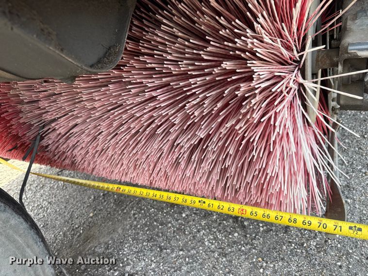 image for item ET4021 2000 Elgin Pelican Series P street sweeper truck