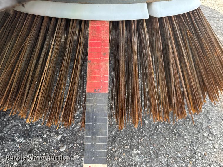 image for item ET4021 2000 Elgin Pelican Series P street sweeper truck