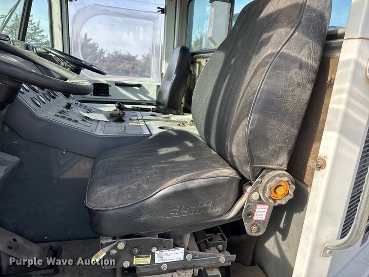 image for item ET4021 2000 Elgin Pelican Series P street sweeper truck