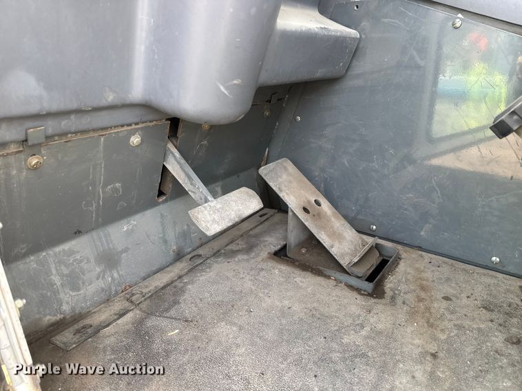 image for item ET4021 2000 Elgin Pelican Series P street sweeper truck