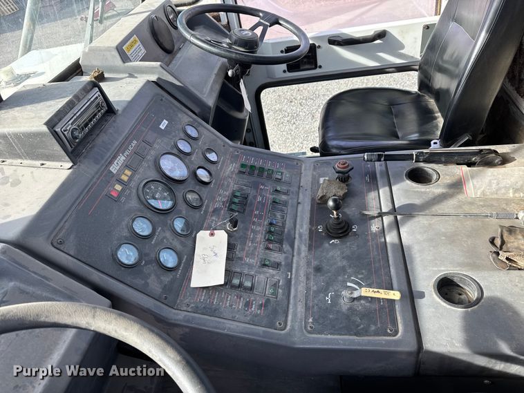 image for item ET4021 2000 Elgin Pelican Series P street sweeper truck