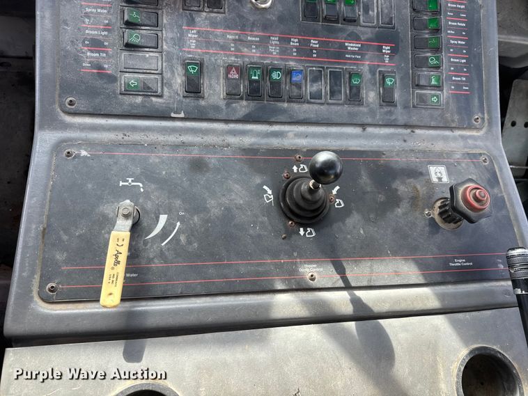 image for item ET4021 2000 Elgin Pelican Series P street sweeper truck