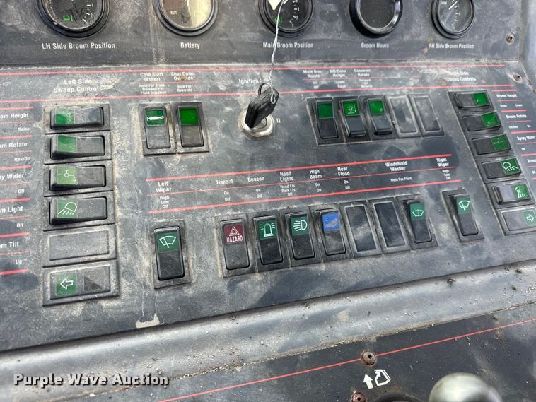 image for item ET4021 2000 Elgin Pelican Series P street sweeper truck