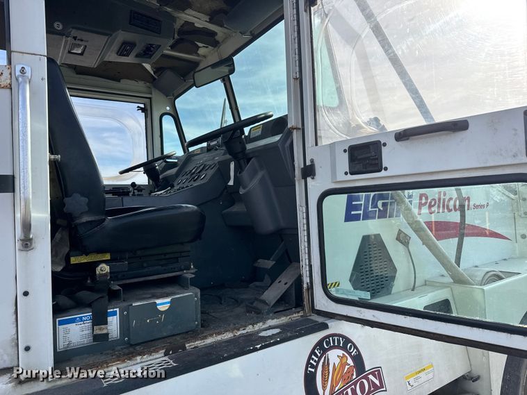 image for item ET4021 2000 Elgin Pelican Series P street sweeper truck