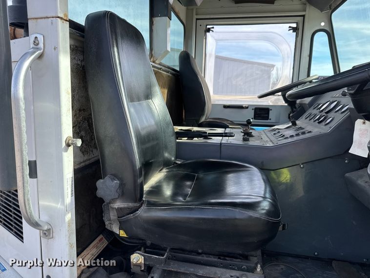 image for item ET4021 2000 Elgin Pelican Series P street sweeper truck