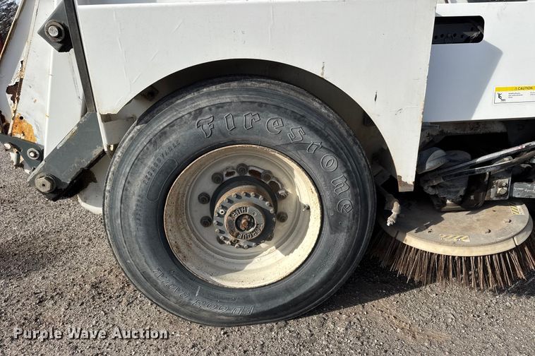 image for item ET4021 2000 Elgin Pelican Series P street sweeper truck