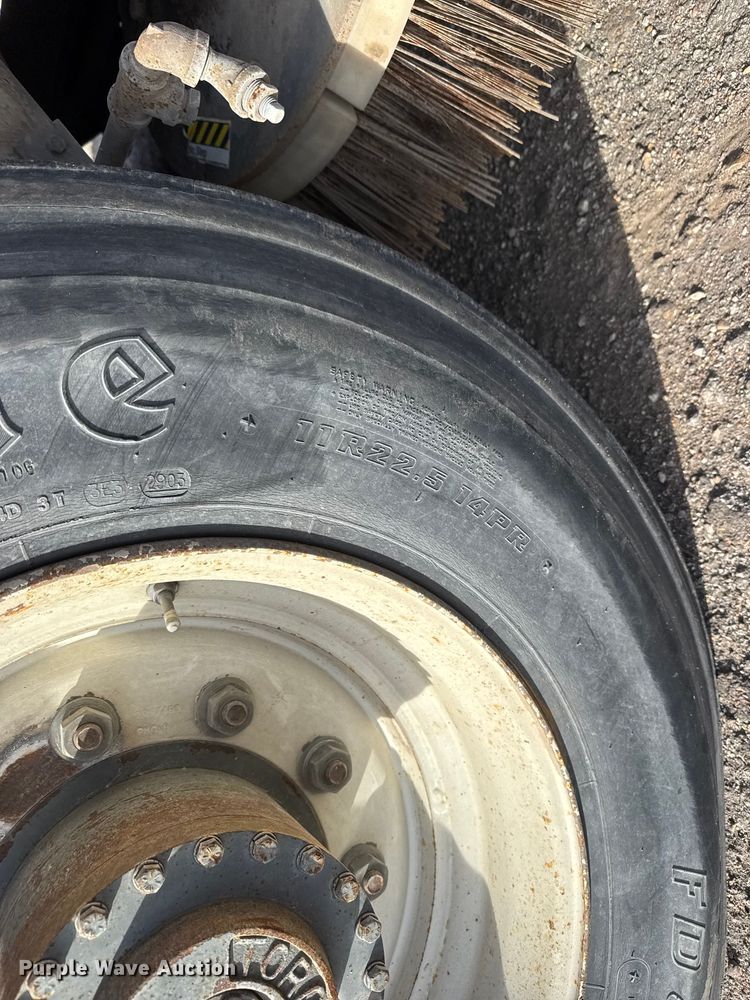 image for item ET4021 2000 Elgin Pelican Series P street sweeper truck