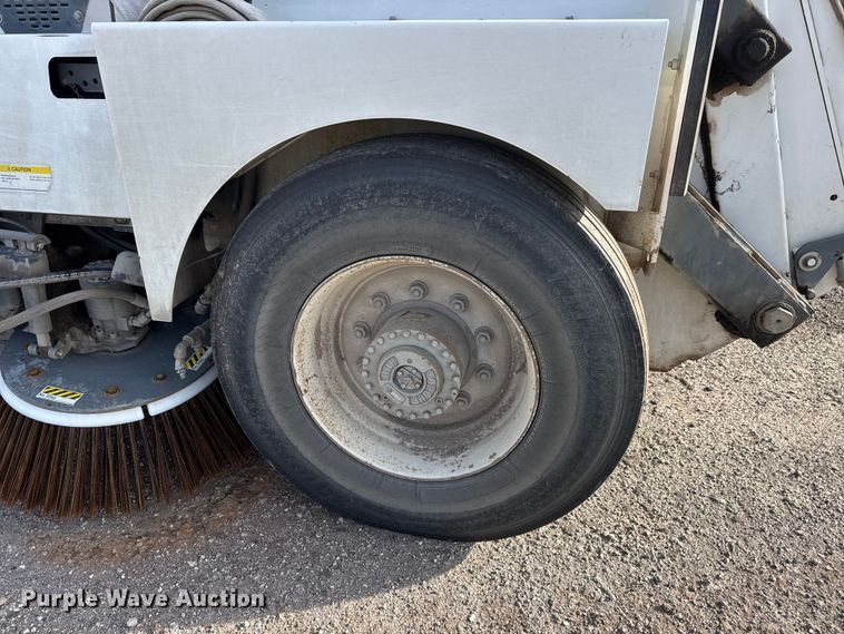 image for item ET4021 2000 Elgin Pelican Series P street sweeper truck