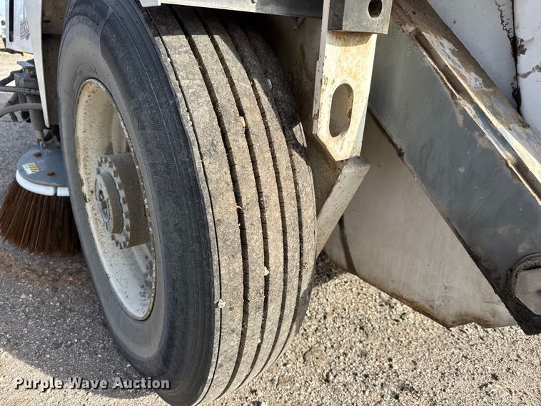 image for item ET4021 2000 Elgin Pelican Series P street sweeper truck