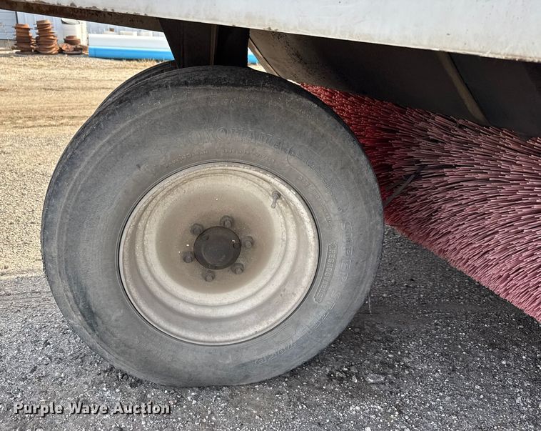 image for item ET4021 2000 Elgin Pelican Series P street sweeper truck