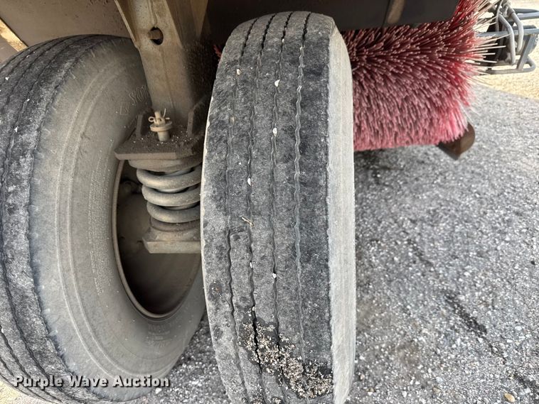 image for item ET4021 2000 Elgin Pelican Series P street sweeper truck