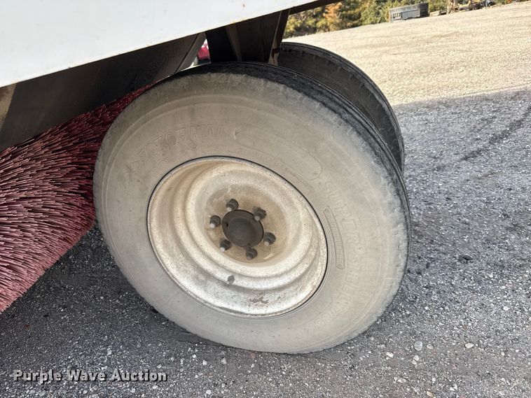 image for item ET4021 2000 Elgin Pelican Series P street sweeper truck