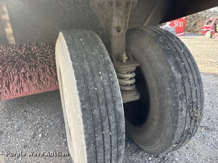 image for item ET4021 2000 Elgin Pelican Series P street sweeper truck