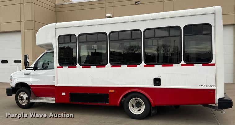 image for item ET4045 2016 Ford E450 shuttle bus