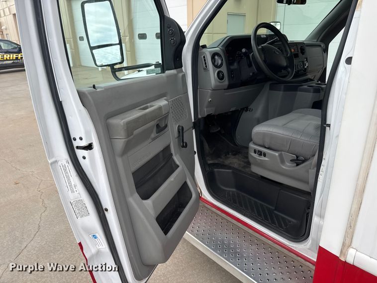 image for item ET4045 2016 Ford E450 shuttle bus