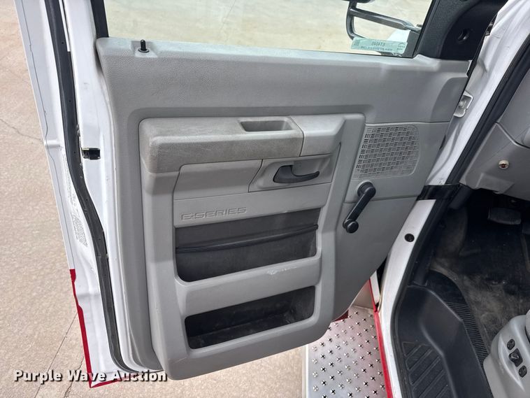 image for item ET4045 2016 Ford E450 shuttle bus