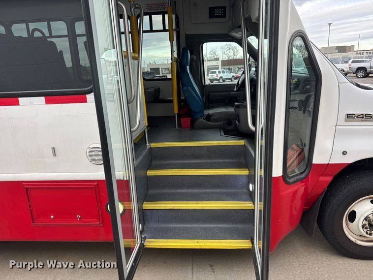image for item ET4045 2016 Ford E450 shuttle bus