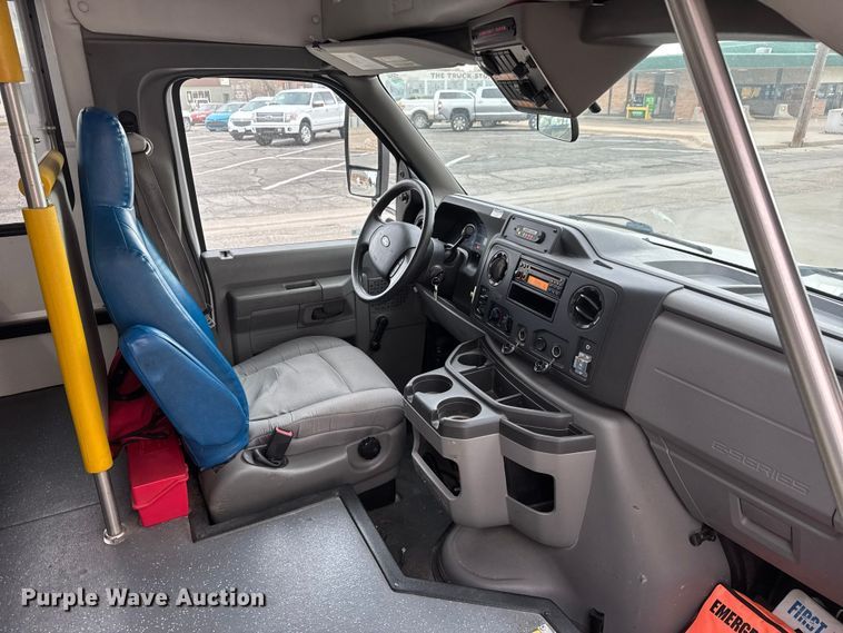 image for item ET4045 2016 Ford E450 shuttle bus