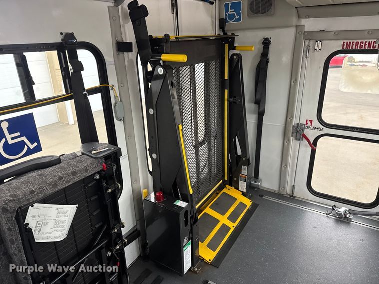 image for item ET4045 2016 Ford E450 shuttle bus