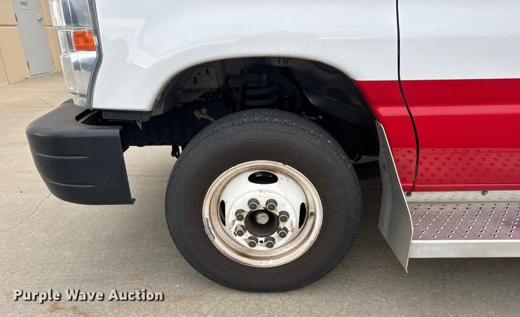 image for item ET4045 2016 Ford E450 shuttle bus