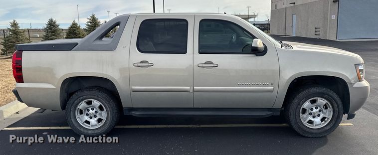 image for item EU6472 2007 Chevrolet Avalanche Crew Cab pickup truck