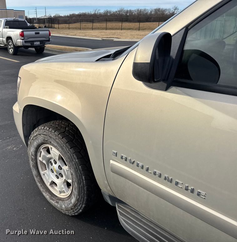 image for item EU6472 2007 Chevrolet Avalanche Crew Cab pickup truck