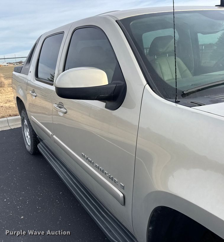 image for item EU6472 2007 Chevrolet Avalanche Crew Cab pickup truck