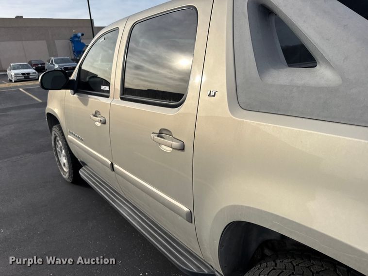 image for item EU6472 2007 Chevrolet Avalanche Crew Cab pickup truck