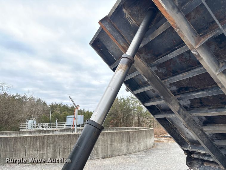 image for item EV3489 2002 Ford F650 dump truck