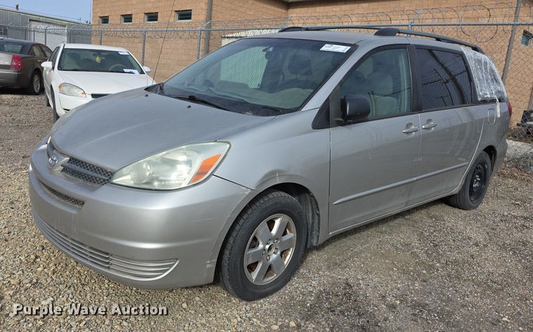 image for item FI0639 2004 Toyota Sienna LE van