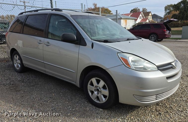 image for item FI0639 2004 Toyota Sienna LE van
