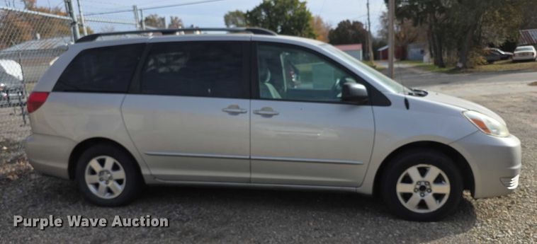 image for item FI0639 2004 Toyota Sienna LE van