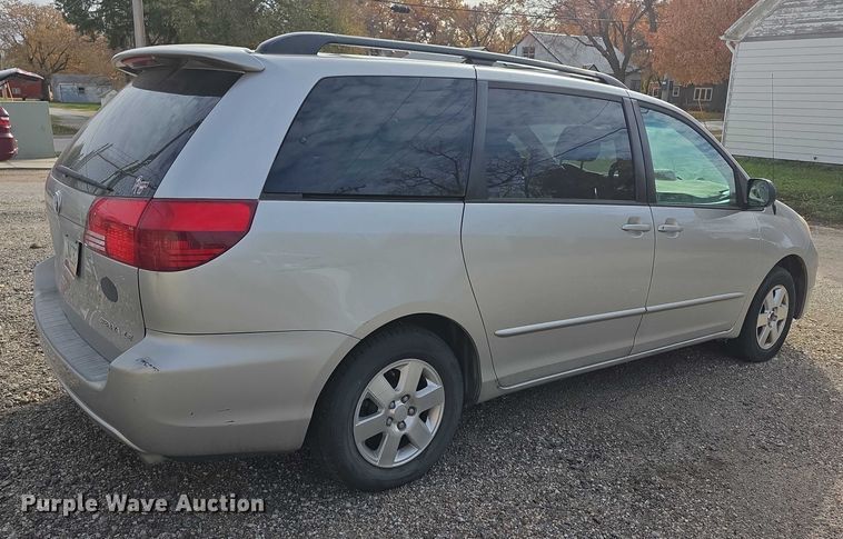 image for item FI0639 2004 Toyota Sienna LE van