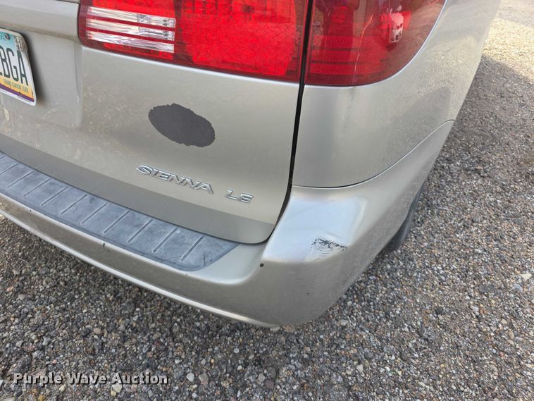 image for item FI0639 2004 Toyota Sienna LE van